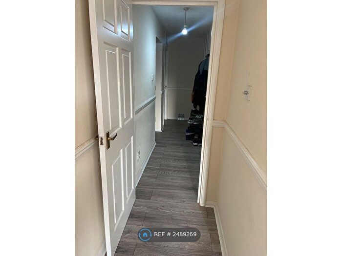 2 Bedroom Flat To Rent In Birches Rise, High Wycombe, HP12