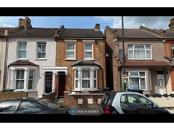 3 Bedroom End Of Terrace House To Rent In Southfield Road, Enfield, EN3
