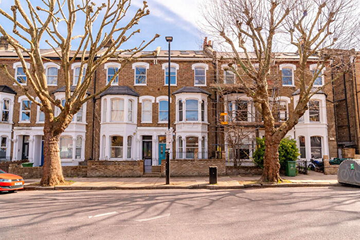 3 Bedroom Apartment For Sale In Hanley Road, Stroud Green, N4