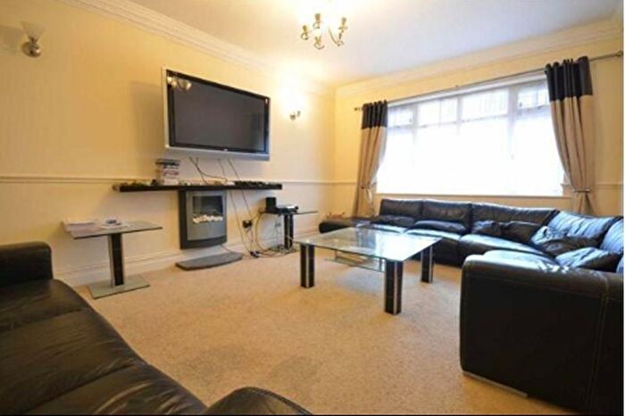 9 Bedroom Semi-Detached House To Rent In Kingswood Road, Manchester, M14