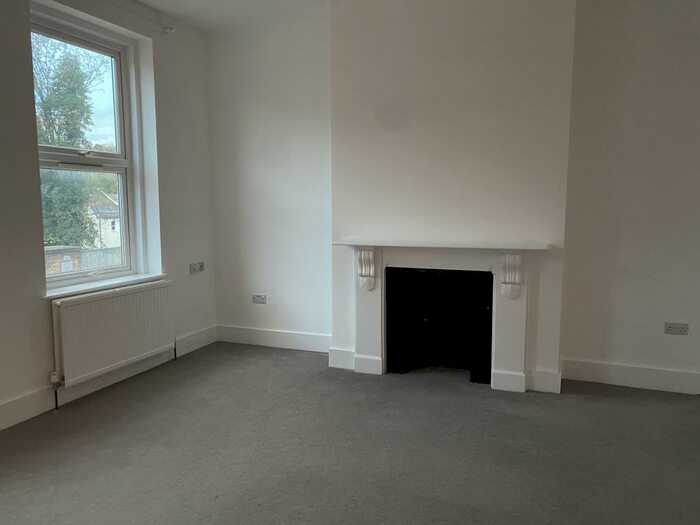 2 Bedroom Flat To Rent In Linkfield Corner, Redhill, RH1