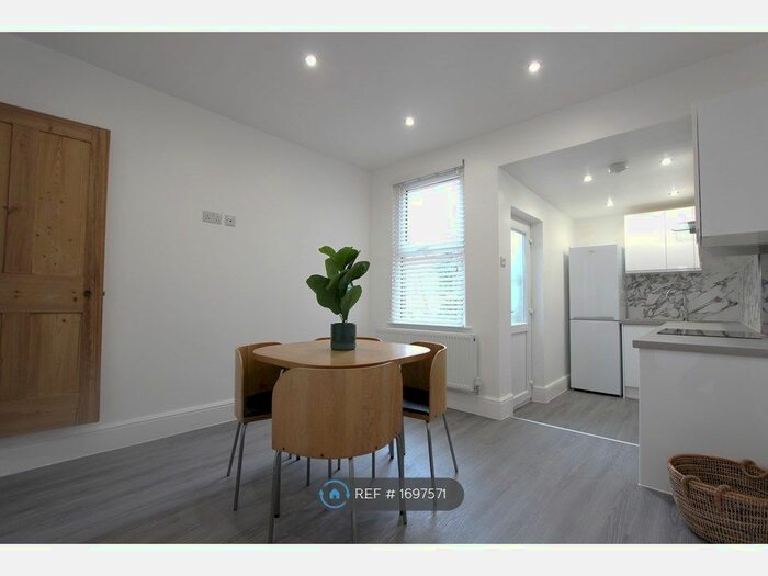 2 Bedroom Terraced House To Rent In Station Street, Loughborough, LE11