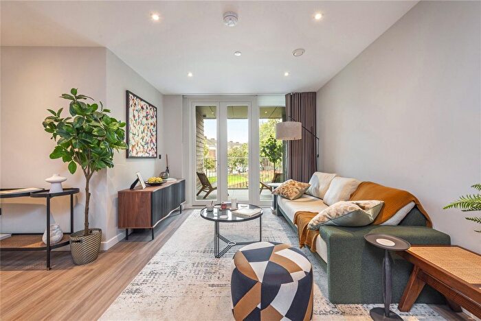 1 Bedroom Flat For Sale In Park North, Stamford Road, N15