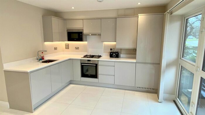2 Bedroom Flat To Rent In Alexander Grove, Kings Hill, ME19