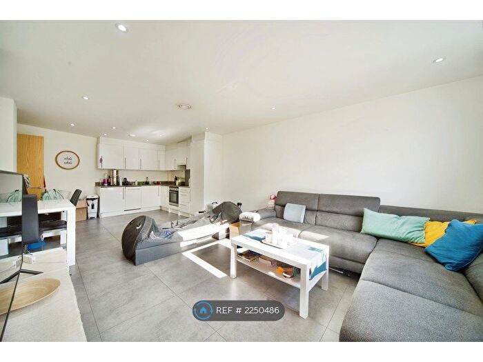 1 Bedroom Flat To Rent In Metropoltan Court, London, NW10