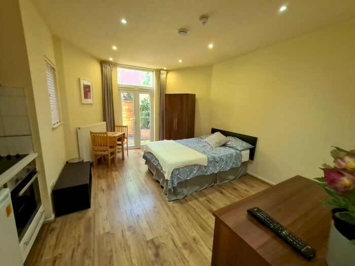 Flat To Rent In Chatsworth Road, London, NW2