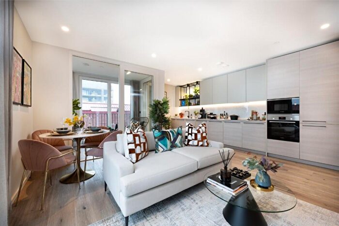 2 Bedroom Apartment For Sale In Heron Wharf, Leven Road, London, E14