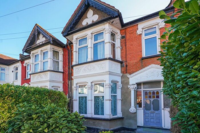 1 Bedroom Flat To Rent In Avonwick Road, Hounslow, TW3