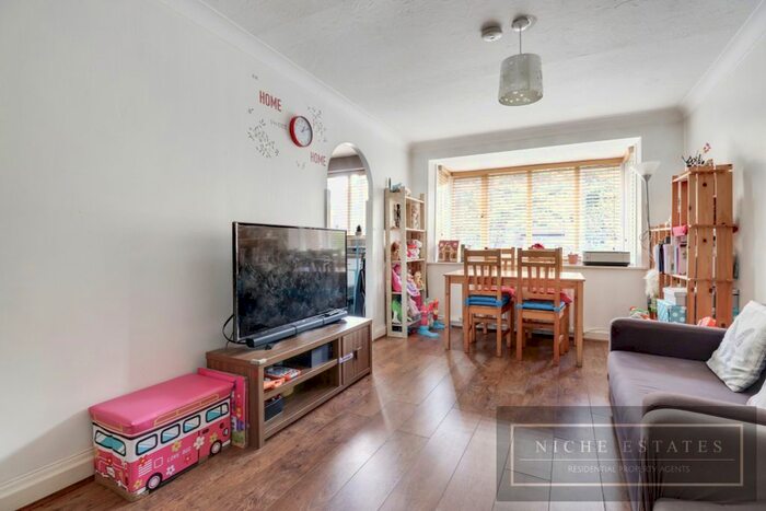 1 Bedroom Flat To Rent In Laburnum Close, London, N11