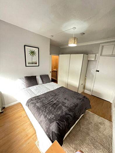 Studio To Rent In , N15 - Photo 2