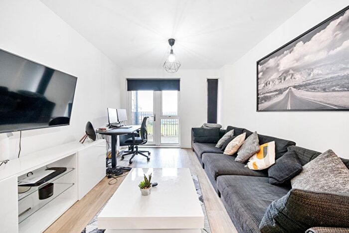 2 Bedroom Flat To Rent In Woodley Crescent, London, NW2