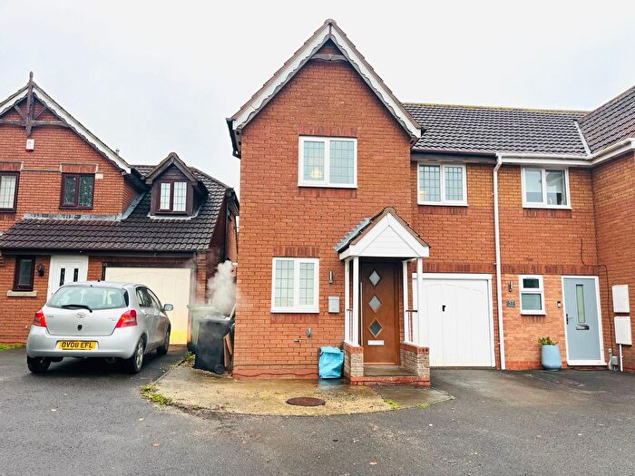 3 Bedroom Semi-Detached House To Rent In Thornhill Drive, Swindon, SN25