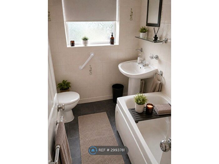 3 Bedroom Bungalow To Rent In Ring Road, Leeds, LS12