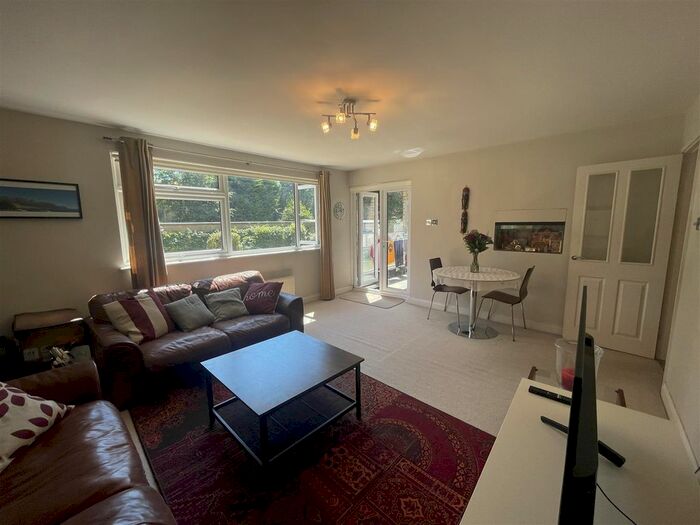 2 Bedroom Flat To Rent In Oak Hill Road, Surbiton, KT6