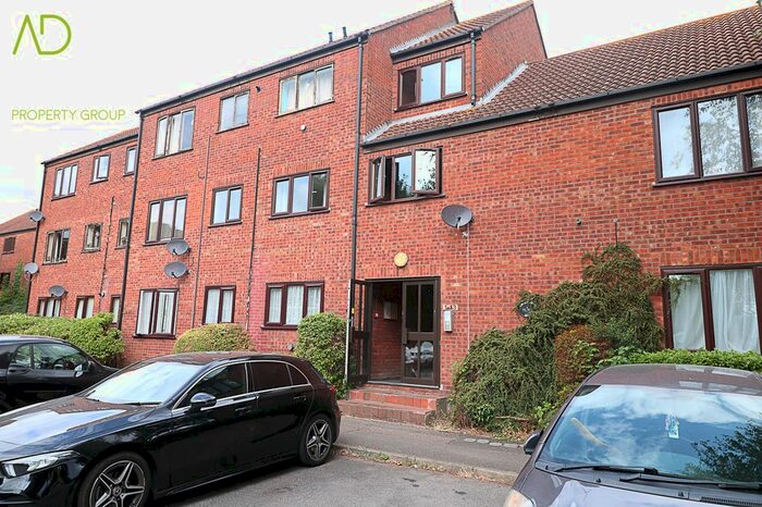 1 Bedroom Flat To Rent In Silverfield, Broxbourne, EN10