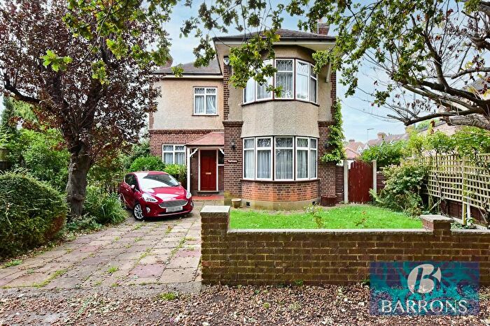 3 Bedroom Detached House For Sale In Albury Walk, Cheshunt, EN8