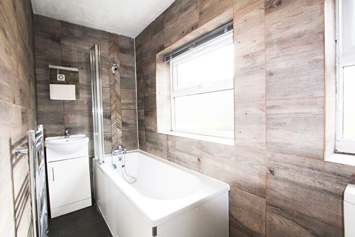 3 Bedroom Flat To Rent In Church Road, London, NW4