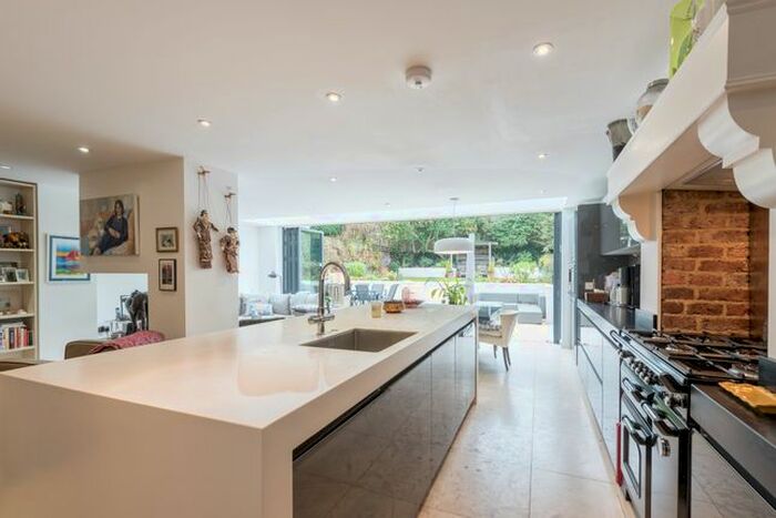 3 Bedroom Flat For Sale In Haverstock Hill, London, NW3