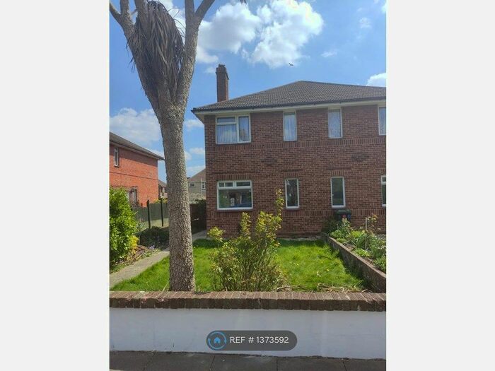 3 Bedroom Flat To Rent In Princess Avenue, Worthing, BN13