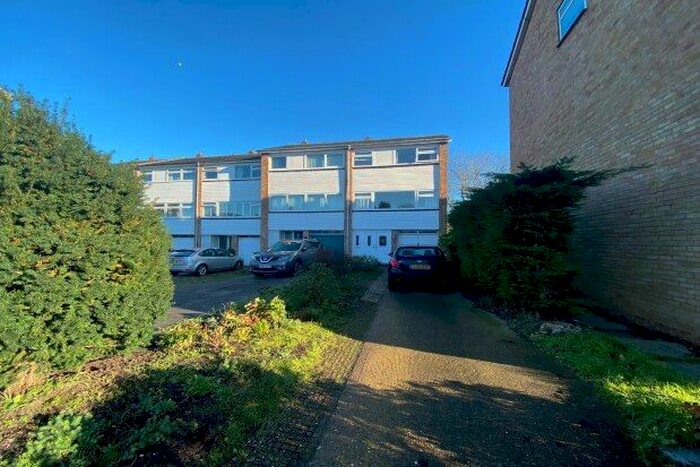 3 Bedroom Town House To Rent In Turnberry Way, Orpington, BR6