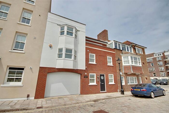 3 Bedroom Town House To Rent In Grand Parade, Old Portsmouth, PO1