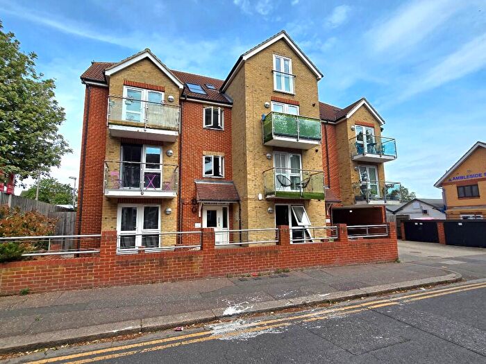 2 Bedroom Apartment For Sale In Ambleside Drive, Southend-On-Sea, Essex, SS1