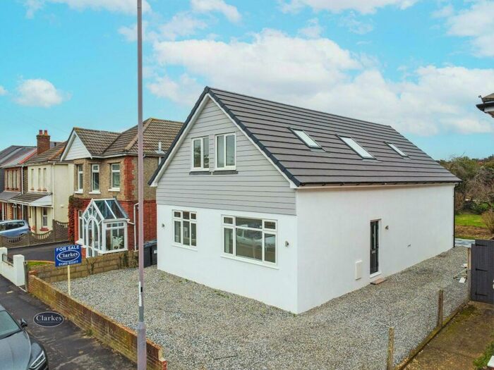 4 Bedroom Detached House To Rent In Large Bed House Coombe Avenue, BH10