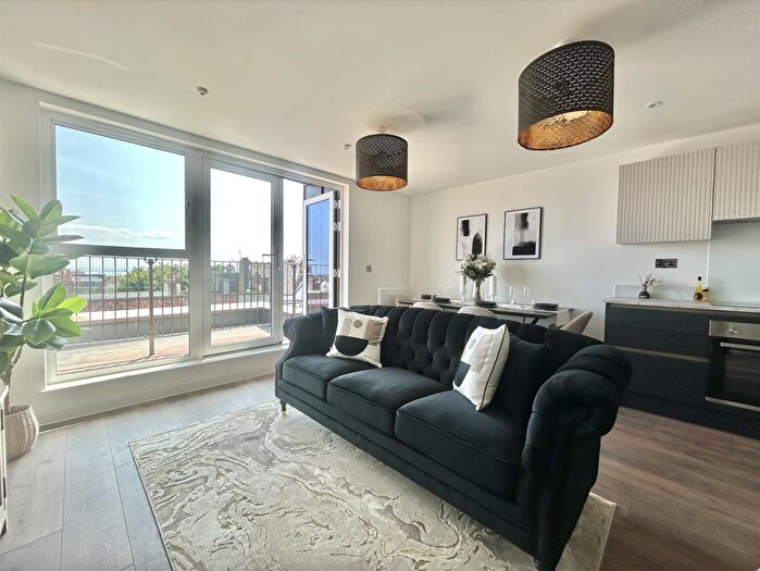 2 Bedroom Flat For Sale In Chalkwell Heights, Westcliff-On-Sea, SS0
