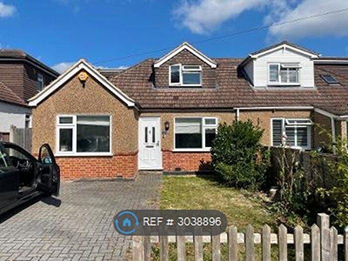 4 Bedroom Semi-detached House To Rent In Farleigh Road, Addlestone, KT15