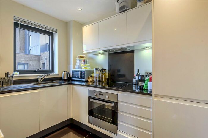 2 Bedroom Flat To Rent In Hythe House, Green Lanes Walk, London, N4