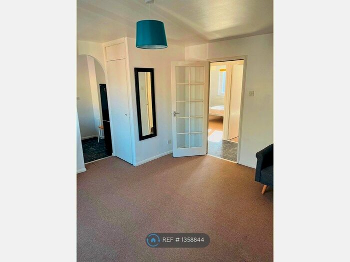 2 Bedroom Flat To Rent In John Silkin Lane, London, SE8