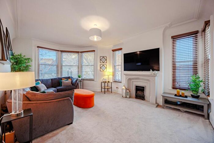 2 Bedroom Flat For Sale In Avenue Road, Westcliff-On-Sea, SS0