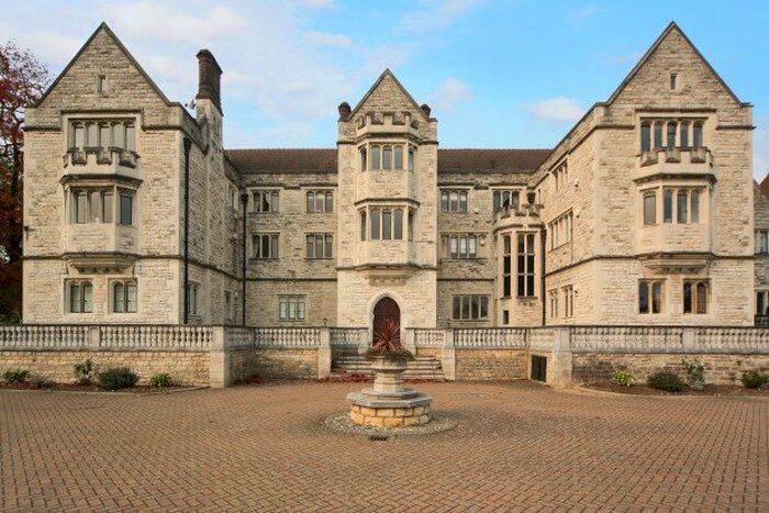 2 Bedroom Flat To Rent In Royal Close, London, SW19