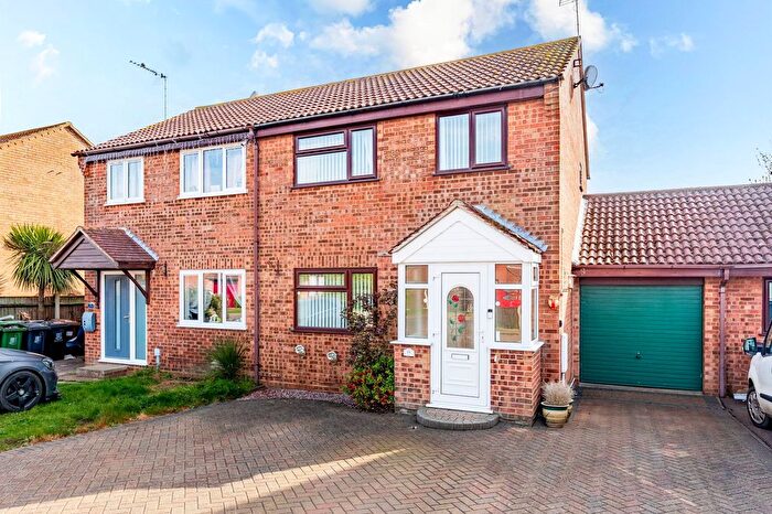 3 Bedroom Semi-Detached House For Sale In Potters Drive, Hopton, NR31