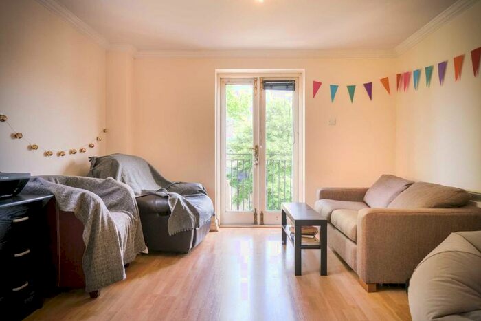3 Bedroom Apartment To Rent In Cornwell House, Walcot. Bath, BA1