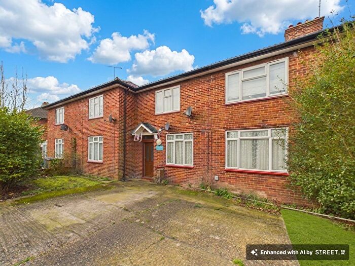1 Bedroom Flat For Sale In Beech Drive, Borehamwood, WD6