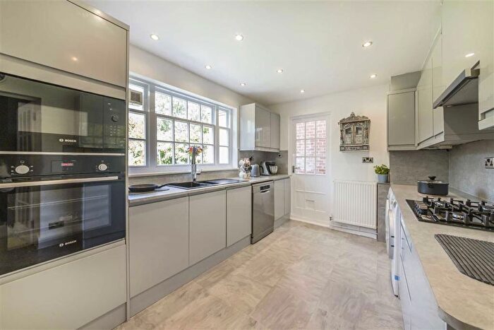 3 Bedroom Flat To Rent In Langham Road, Teddington, TW11