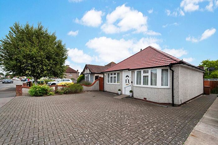2 Bedroom Detached Bungalow For Sale In King Harolds Way, Bexleyheath, DA7