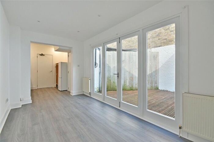 3 Bedroom Flat To Rent In Dyne Road, Brondesbury, NW6