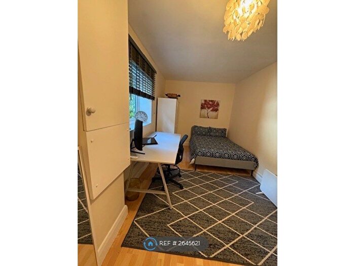 1 Bedroom Flat To Rent In Palmerston Road, Buckhurst Hill, IG9