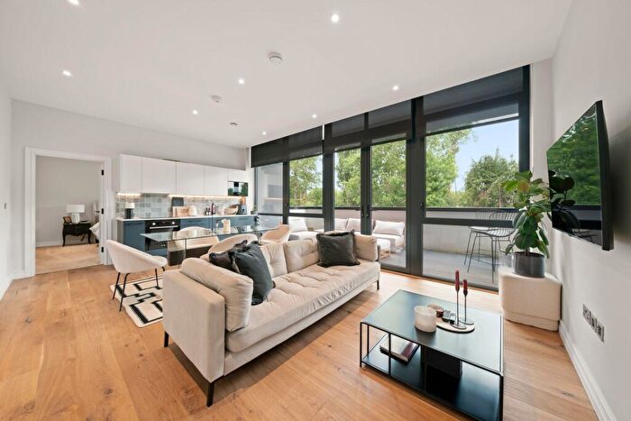 1 Bedroom Flat For Sale In Littleworth Road, Esher, KT10