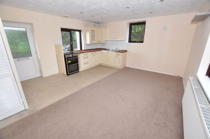3 Bedroom Flat To Rent In St. Clears, Carmarthen, SA33