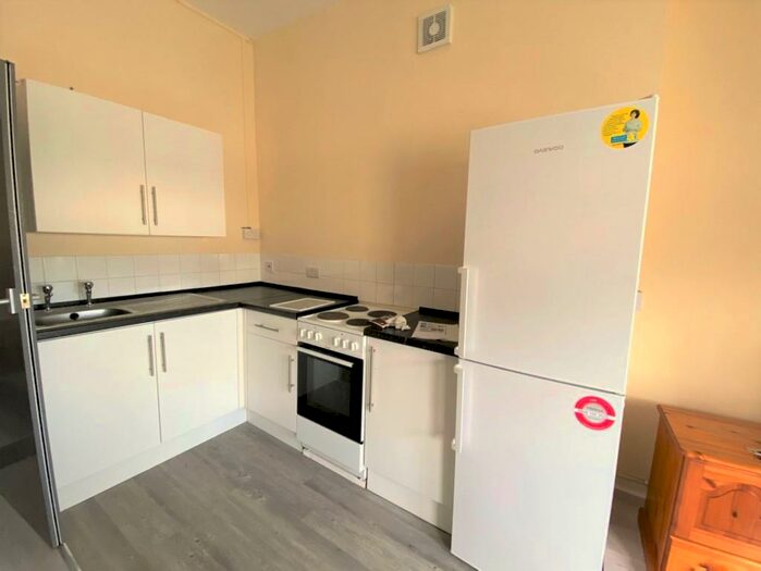 1 Bedroom Flat To Rent In Richmond Road, Cardiff(City), CF24