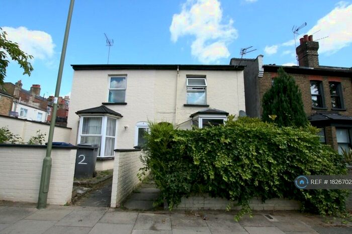 3 Bedroom Semi-Detached House To Rent In Finchley Park, London, N12