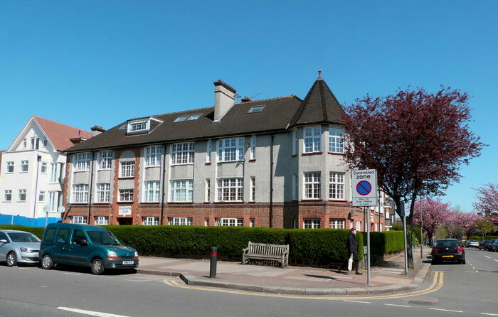 3 Bedroom Flat To Rent In Gloucester Court, Golders Green Road, London, NW11