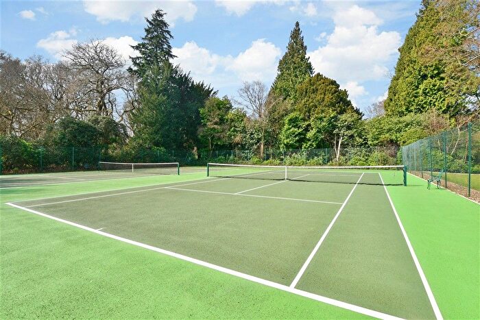 2 Bedroom Flat For Sale In Elizabeth Drive, Banstead, Surrey, SM7