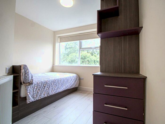 1 Bedroom Apartment To Rent In Headingley Lane, Leeds, West Yorkshire, LS6