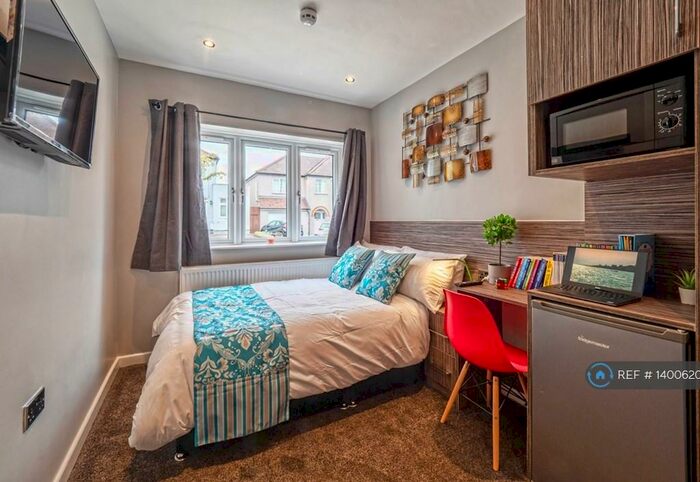 Studio To Rent In Mount Drive, Harrow, HA2