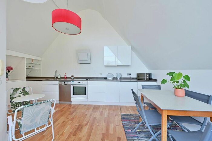 4 Bedroom Property To Rent In Weybourne Street, Earlsfield, London, SW18