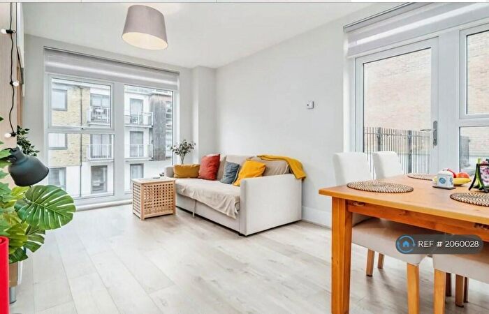 2 Bedroom Flat To Rent In Mead Lane, Hertford, SG13